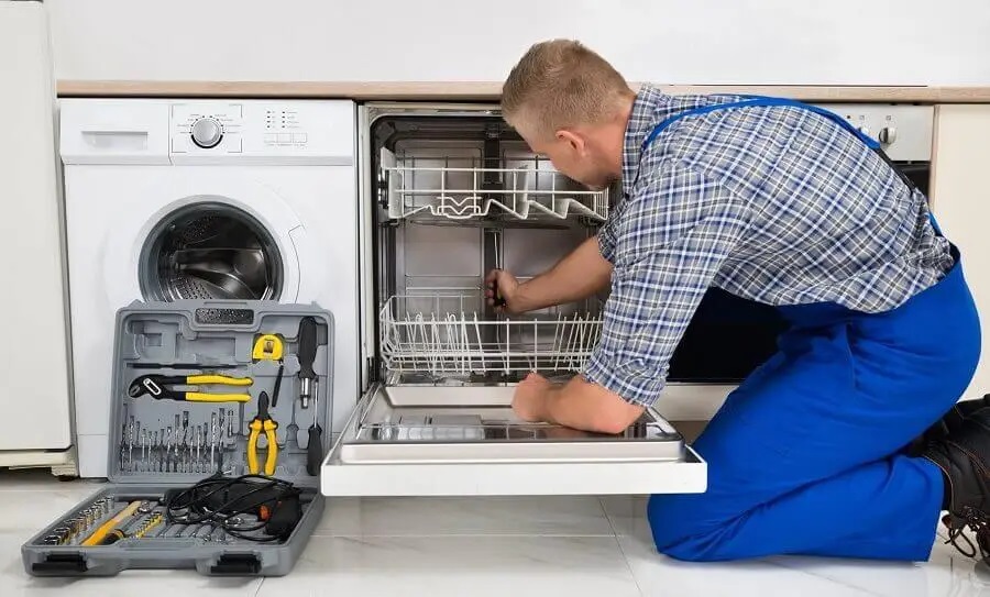 Kaynarca Termoteknik servisi teknisyen ekibi beyaz eşya tamiri yaparken